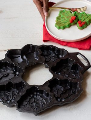 Seasoned Cast Iron Holiday Wreath Pan